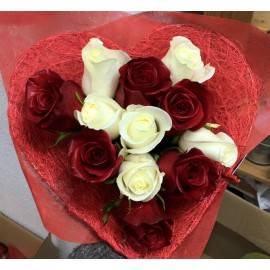 Corazón de rosas blancas y rojas Corazón de rosas blancas y rojas